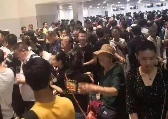 据说是柬埔寨机场等待回国的中国人