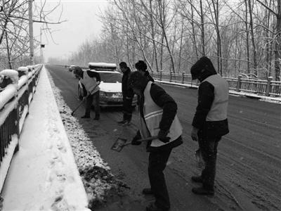 淮安市清江浦区路政大队 及时清理路面积雪确保道路畅通