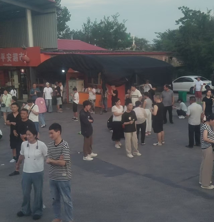 凌桥收费站附近的“停车区”。受访者供图