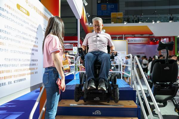 9月12日,观众在国际智慧养老产业博览会现场体验智能出行机器人。新华社记者 梁旭 摄