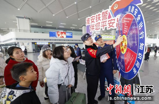 民警和消防员通过知识问答互动方式向旅客宣传铁路出行安全知识。刘涛 摄