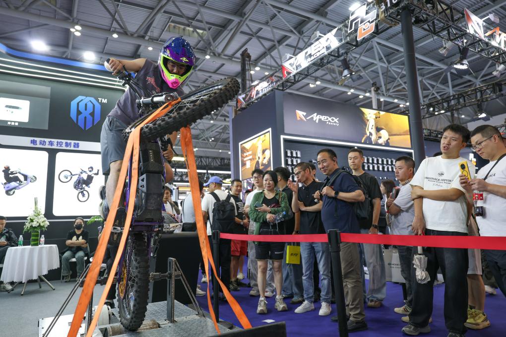 2025年9月,观众在重庆摩博会现场体验国产新能源摩托车控制器自动翘头功能。新华社记者 陈诚 摄