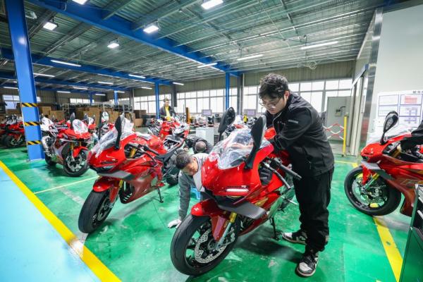 “张雪机车”工厂内,检修人员正在检测车辆。新华社记者黄伟 摄