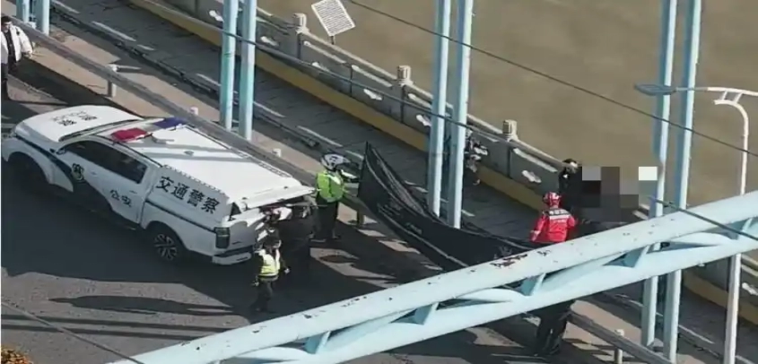 淮安公安：生死瞬间！民警桥边救下轻生女子