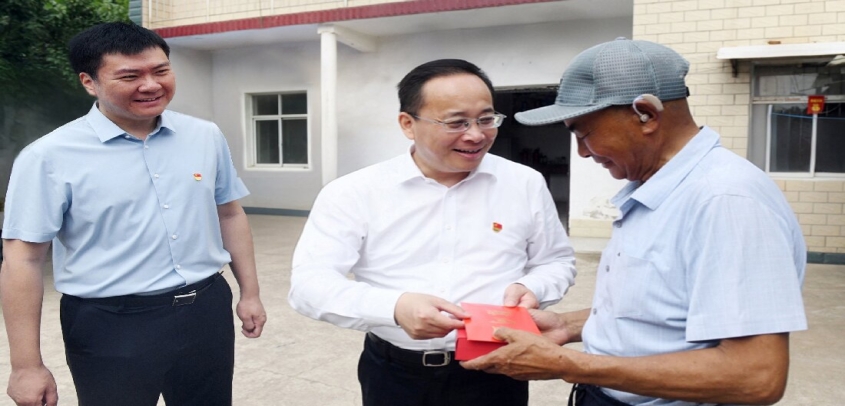 市长顾坤开展“七一”慰问暨“联系点上过党日”活动